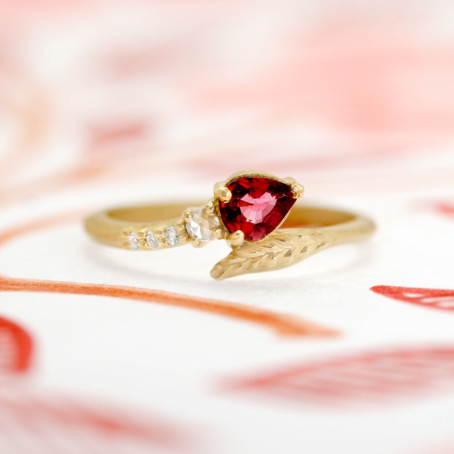 Evergreen Sinu Ring (LC8041) - Apricot Sapphire